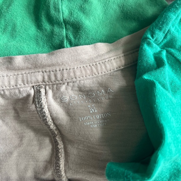 Lot of women’s t-shirts. Sizes range from small -large - Picture 6 of 11